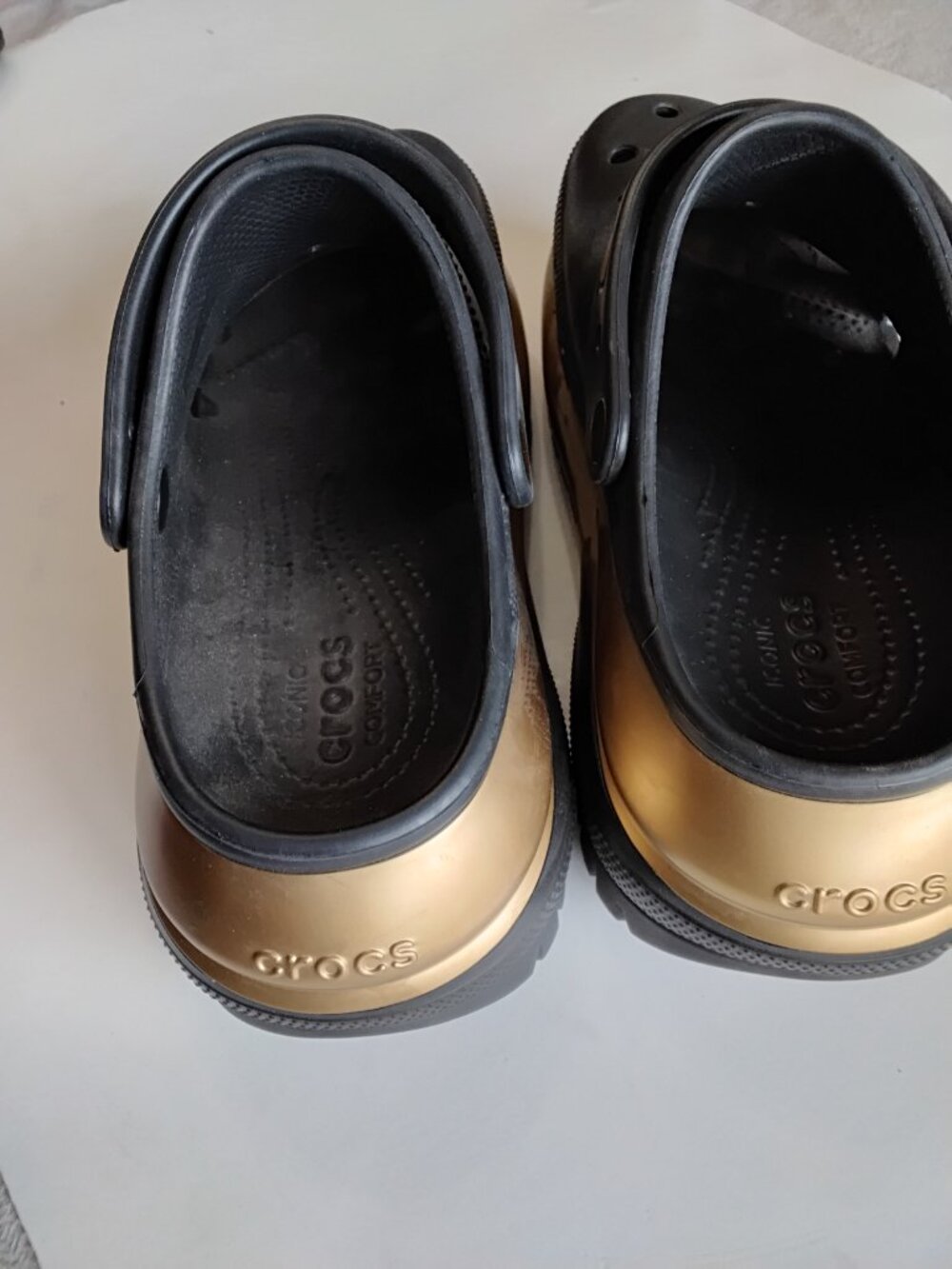 Crocs Classic Mega Crush Metallic Platform Clogs - Black/Gold (Size W10/M8 - Picture 5 of 12